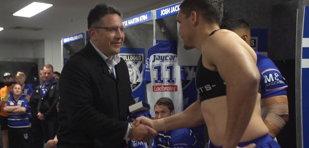 Steve Price presents Chris Smith with debut jersey