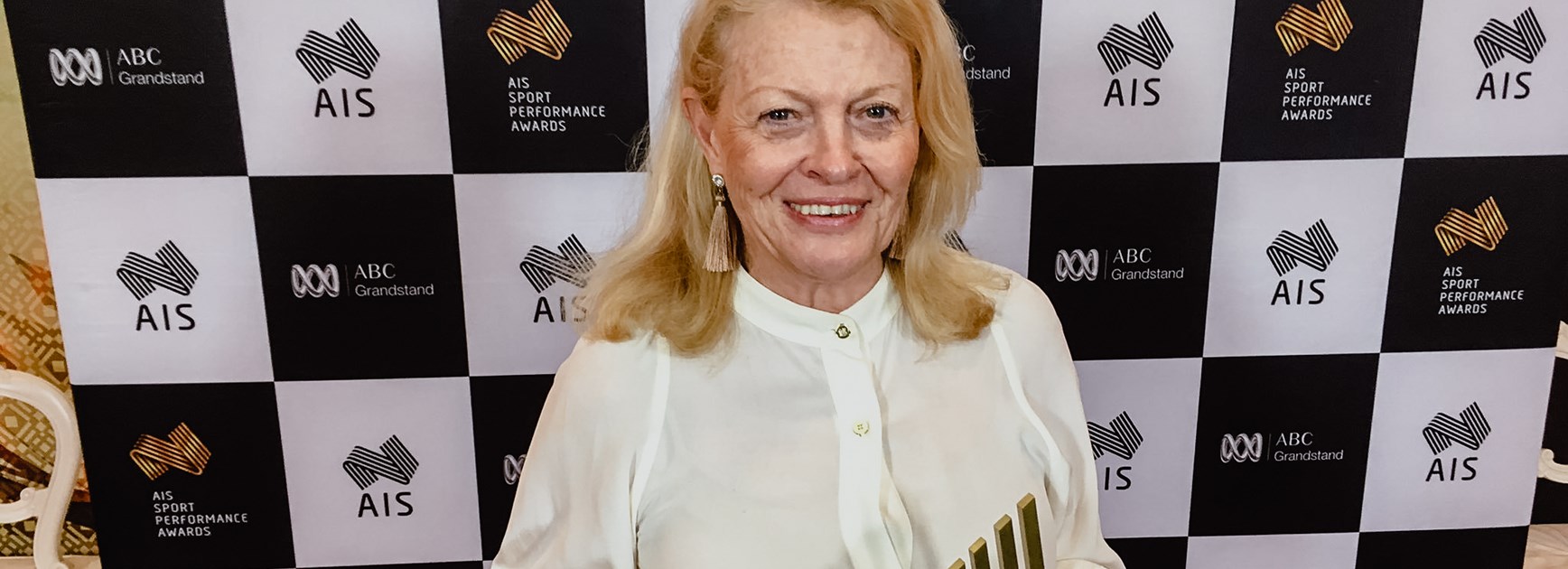 Lynne Anderson receives the AIS – Award for Leadership