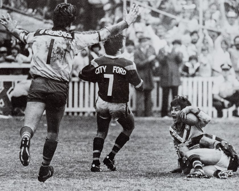 Steve Gearin scores a famous try in the Grand Final.
