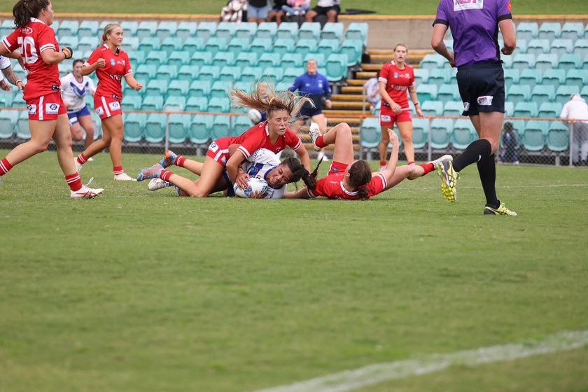 Havery Norman Women's player and local junior, Monalisa Soliola scores a try for the Bulldogs over the Dragons.